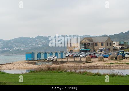 Charmouth, Dorset, Großbritannien. Oktober 2023. Die Temperaturen bleiben im Oktober in Charmouth, Dorset, höher als üblich. Die Leute suchten heute Morgen am Strand nach Fossilien und gingen mit ihren Hunden spazieren. Das Met Office hat eine gelbe Warnung vor Regen für den Südwesten Englands von 21,00 heute Abend bis morgen Nacht ausgegeben. Quelle: Maureen McLean/Alamy Live News Stockfoto