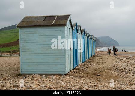 Charmouth, Dorset, Großbritannien. Oktober 2023. Die Temperaturen bleiben im Oktober in Charmouth, Dorset, höher als üblich. Die Leute suchten heute Morgen am Strand nach Fossilien und gingen mit ihren Hunden spazieren. Das Met Office hat eine gelbe Warnung vor Regen für den Südwesten Englands von 21,00 heute Abend bis morgen Nacht ausgegeben. Quelle: Maureen McLean/Alamy Live News Stockfoto