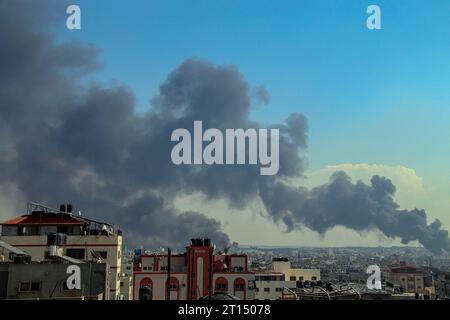 Gaza, Palästina. Oktober 2023. (INT) Rauch und Flammen, nachdem israelische Truppen einen Hochhaus-Turm in Gaza-Stadt getroffen haben. 10. Oktober 2023, Gaza, Palästina: Palästinensische Militante haben einen "Krieg" gegen Israel begonnen, der von dem blockierten Gazastreifen aus über Luft, See und Land infiltriert wurde, sagten israelische Beamte. Eine große Eskalation im israelisch-palästinensischen Konflikt. (Kreditbild: © Hashem Zimmo/TheNEWS2 via ZUMA Press Wire) NUR REDAKTIONELLE VERWENDUNG! Nicht für kommerzielle ZWECKE! Stockfoto