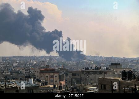 Gaza, Palästina. Oktober 2023. (INT) Rauch und Flammen, nachdem israelische Truppen einen Hochhaus-Turm in Gaza-Stadt getroffen haben. 10. Oktober 2023, Gaza, Palästina: Palästinensische Militante haben einen "Krieg" gegen Israel begonnen, der von dem blockierten Gazastreifen aus über Luft, See und Land infiltriert wurde, sagten israelische Beamte. Eine große Eskalation im israelisch-palästinensischen Konflikt. (Kreditbild: © Hashem Zimmo/TheNEWS2 via ZUMA Press Wire) NUR REDAKTIONELLE VERWENDUNG! Nicht für kommerzielle ZWECKE! Stockfoto