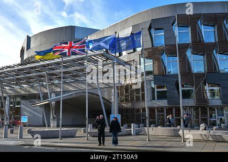 Edinburgh Schottland, Vereinigtes Königreich 11. Oktober 2023. Flaggen für die Ukraine, das Vereinigte Königreich, Schottland und die Europäische Union vor dem schottischen Parlament und ein Fahnenmast ohne Flagge. Credit sst/alamy Live News Stockfoto