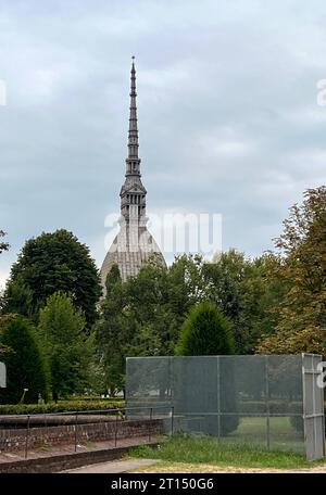 Italien, Turin, 05.09.2023 Turin ist eine Großstadt im Nordwesten Italiens. Sie ist die viertgroeßte italienische Stadt nach Rom, Mailand und Neapel. Die Stadt gehört zu den wichtigsten Kultur-, Universitäts-, und Wirtschaftszentren Italiens und ist für ihr architektonisch vielfältiges Stadtzentrum bekannt. Foto: Die Mole Antonelliana ueberragt die Stadt und ist das Wahrzeichen von Turin Italien-Turin *** Italien, Turin, 05 09 2023 Turin ist eine Großstadt im Nordwesten Italiens und nach Rom, Mailand und Neapel die viertgrößte Stadt Italiens Stockfoto