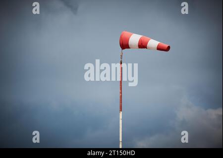 Windsack vom Wind mit bedecktem Himmel auf Hintergrund Stockfoto