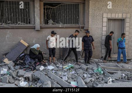 Rafah, Palästinensische Gebiete. Oktober 2023. Palästinenser inspizieren zerstörte Gebäude nach israelischen Luftangriffen in Gaza-Stadt. Abed Rahim Khatib/dpa/Alamy Live News Stockfoto