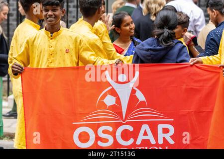 London, Großbritannien. Oktober 2023. Indische unterprivilegierte Kinder der Oscar Foundation besuchten 10 Downing Street. OSCAR Foundation ist eine gemeinnützige Organisation für Sport für Entwicklung (S4D), die die Kraft des Fußballs nutzt, um Kinder zu ermutigen, in der Schule zu bleiben und sie mit Fähigkeiten auszustatten, um sie widerstandsfähig und zukunftsfähig zu machen. Durch die Programme Football, Education und Young Leader hat es seit 2010 14.000 Kinder und Jugendliche in Gemeinden mit niedrigem Einkommen in Indien unterstützt Stockfoto