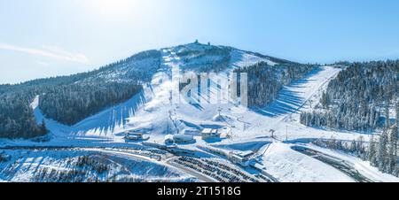 Das Skigebiet am Großen Arber im Bayerischen Wald an einem sonnigen Wintertag von oben Stockfoto