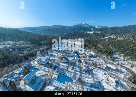 Aus der Vogelperspektive auf den winterlichen Bayerischen Wald rund um Bayerisch Eisenstein in der Arber Region Stockfoto