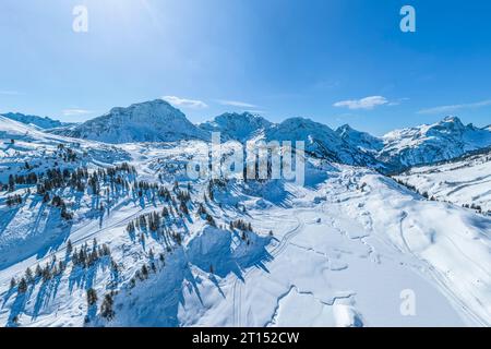 Das fantastische Hochgebirgsskigebiet Warth-Schroecken am Arlberg in Österreich von oben Stockfoto