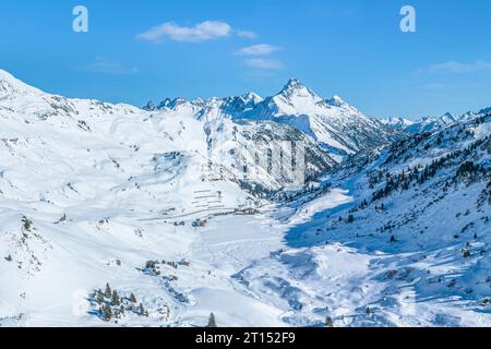 Das fantastische Hochgebirgsskigebiet Warth-Schroecken am Arlberg in Österreich von oben Stockfoto