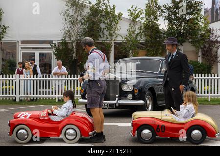 Amelie de Chair & Penelope Mann in ihren J40 vor dem Settrington Cup Rennen, BARC Revival Meeting 2023, Goodwood Circuit, Chichester, West Sussex, UK Stockfoto