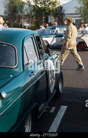 1959 Austin Lancer Series II und Ford Zephyr MkII im Assembly Area for the St Mary's Trophy, BARC Revival Meeting 2023, Goodwood Circuit, Chichester Stockfoto