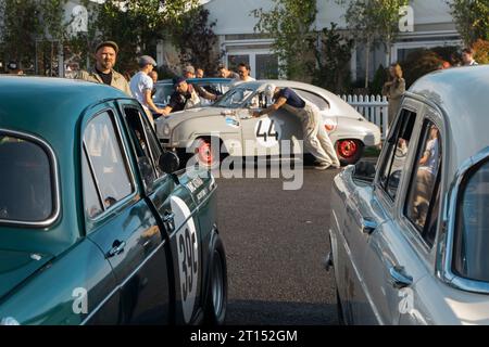 1959 Austin Lancer Series II, Saab 93B und Ford Zephyr MkII im Assembly Area for the St Mary's Trophy, BARC Revival Meeting 2023, Goodwood Circuit, Stockfoto