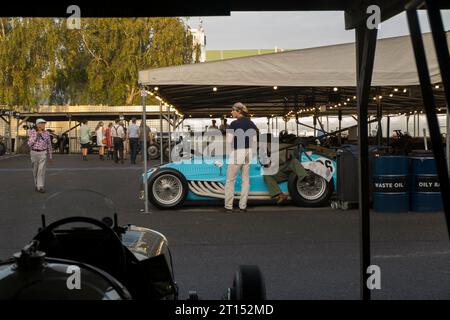 Mechaniker im Cockpit eines 1948 Talbot Lago Type 26C beim BARC Revival Meeting 2023, Goodwood Circuit, Chichester, West Sussex, Großbritannien Stockfoto