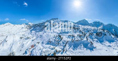 Das fantastische Hochgebirgsskigebiet Warth-Schroecken am Arlberg in Österreich von oben Stockfoto