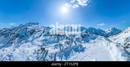 Das fantastische Hochgebirgsskigebiet Warth-Schroecken am Arlberg in Österreich von oben Stockfoto