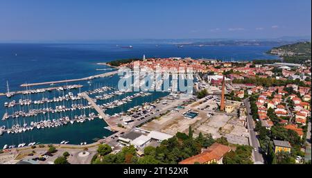 Aus der Vogelperspektive auf die alte Fischerstadt Izola an einem beeindruckenden Sommertag in Slowenien, Europa. Wunderschöne Küstenlandschaft der Adria Stockfoto