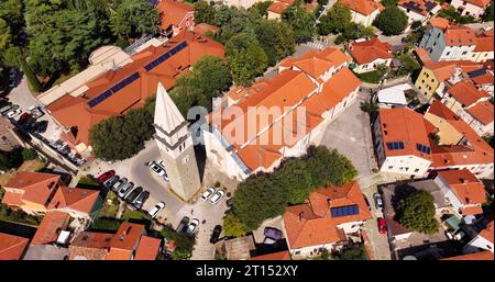 Aus der Vogelperspektive von Izola, Kirche St. Maurus, gotischer Glockenturm, eine Stadt im Südwesten Sloweniens an der Adriaküste der istrischen Halbinsel Stockfoto