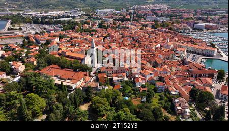 Aus der Vogelperspektive von Izola, Kirche St. Maurus, gotischer Glockenturm, eine Stadt im Südwesten Sloweniens an der Adriaküste der istrischen Halbinsel Stockfoto