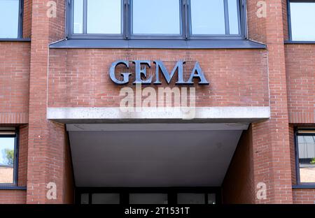 München, Deutschland. Oktober 2023. Die GEMA (Gesellschaft für musikalische Aufführungs- und mechanische Vervielfältigungsrechte) ist auf dem Gebäude der General Management angebracht. Quelle: Sven Hoppe/dpa/Alamy Live News Stockfoto