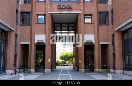 München, Deutschland. Oktober 2023. Die GEMA (Gesellschaft für musikalische Aufführungs- und mechanische Vervielfältigungsrechte) ist auf dem Gebäude der General Management angebracht. Quelle: Sven Hoppe/dpa/Alamy Live News Stockfoto