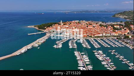 Aus der Vogelperspektive auf die alte Fischerstadt Izola an einem beeindruckenden Sommertag in Slowenien, Europa. Wunderschöne Küstenlandschaft der Adria Stockfoto