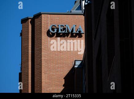München, Deutschland. Oktober 2023. Die GEMA (Gesellschaft für musikalische Aufführungs- und mechanische Vervielfältigungsrechte) ist auf dem Gebäude der General Management angebracht. Quelle: Sven Hoppe/dpa/Alamy Live News Stockfoto