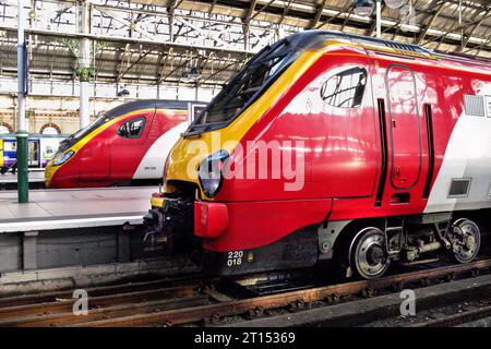 Ein Voyager-Passagierzug der Baureihe 220 im Bahnhof Manchester Piccadilly Stockfoto