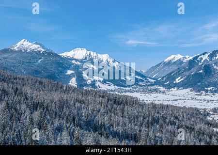 Winterlicher Blick über die Region rund um die Ehrwalder Alm bei Ehrwald in Tirol Stockfoto