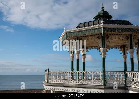 Brighton Bandstand - der Bandstand befindet sich an Brightons pulsierender Küste. Es wurde 1884 eröffnet, in seinem ursprünglichen Zustand restauriert und 2009 wieder eröffnet. Der von Phillip Lockwood, einem Brighton Borough Surveyor, entworfene Bandstand gilt als eines der besten Beispiele für einen viktorianischen Bandstand, der noch heute in England lebt. Der ursprüngliche Entwurf bestand aus einer Brücke, die die obere Promenade mit dem Bandstand verband. Diese wurde Ende der 1970er Jahre entfernt Das Erdgeschoss wurde bis zur Schließung im Jahr 2003 als öffentliche Einrichtungen genutzt und ist heute ein Café. Stockfoto