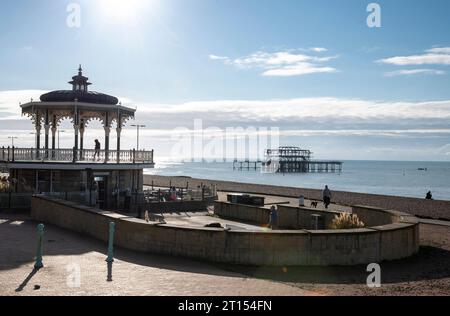 Brighton Bandstand - der Bandstand befindet sich an Brightons pulsierender Küste. Es wurde 1884 eröffnet, in seinem ursprünglichen Zustand restauriert und 2009 wieder eröffnet. Der von Phillip Lockwood, einem Brighton Borough Surveyor, entworfene Bandstand gilt als eines der besten Beispiele für einen viktorianischen Bandstand, der noch heute in England lebt. Der ursprüngliche Entwurf bestand aus einer Brücke, die die obere Promenade mit dem Bandstand verband. Diese wurde Ende der 1970er Jahre entfernt Das Erdgeschoss wurde bis zur Schließung im Jahr 2003 als öffentliche Einrichtungen genutzt und ist heute ein Café. Stockfoto