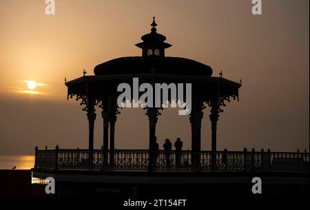 Brighton Bandstand - der Bandstand befindet sich an Brightons pulsierender Küste. Es wurde 1884 eröffnet, in seinem ursprünglichen Zustand restauriert und 2009 wieder eröffnet. Der von Phillip Lockwood, einem Brighton Borough Surveyor, entworfene Bandstand gilt als eines der besten Beispiele für einen viktorianischen Bandstand, der noch heute in England lebt. Der ursprüngliche Entwurf bestand aus einer Brücke, die die obere Promenade mit dem Bandstand verband. Diese wurde Ende der 1970er Jahre entfernt Das Erdgeschoss wurde bis zur Schließung im Jahr 2003 als öffentliche Einrichtungen genutzt und ist heute ein Café. Stockfoto