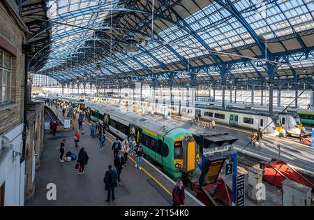 Brighton Railway Station ist der südliche Endpunkt der Brighton Main Line, der westliche Endpunkt der East Coastway Line und der östliche Endpunkt der West Coastway Line in England und der Hauptbahnhof, der die Stadt Brighton bedient. Der Bahnhof verfügt über ein beeindruckendes großes doppelspanniges geschwungenes Glas- und Eisendach, das alle Bahnsteige bedeckt und 1999 und 200 grundlegend renoviert wurde Stockfoto