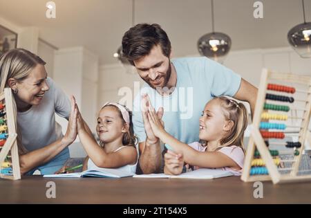 Kinder, Lernende und Eltern haben fünf Punkte für Familienunterstützung, Unterrichtsziele und mathematische Lösungen oder Bildung zu Hause. Mutter, Vater und Mädchen mit Kindern Stockfoto