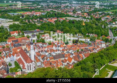 Blick aus der Vogelperspektive auf die schöne Stadt Landsberg am Lech in Oberbayern im Frühling Stockfoto