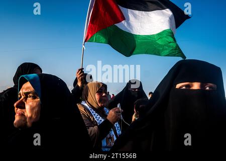 Michael Bunel / Le Pictorium - Konflikt in Gaza - 12/05/2018 - Palästina / Gaza - Frauen posieren mit palästinensischer Flagge in der Hand. Nach mehr als einem Monat wöchentlicher Massendemonstrationen in der Nähe der Grenze zwischen Gaza und Israel, bei denen 50 palästinensische Demonstranten getötet und mehr als 1.700 durch israelische Schüsse verletzt wurden, sind die Spannungen hoch. Die Hamas-Führer in Gaza haben geschworen, dass die Märsche fortgesetzt werden, bis die zehnjährige israelische Blockade des Territoriums aufgehoben ist. Proteste werden auch am 14. Und 15. Mai erwartet, dem Tag, an dem die Palästinenser Yawm an-Nakba oder „Tag der Katastrophen“ begehen werden. Stockfoto