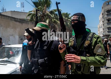 Michael Bunel / Le Pictorium - Konflikt in Gaza - 15/05/2018 - Palästina / Gazastreifen / Gaza - Amr Abu-Fouls Leiche wird von Mitgliedern des bewaffneten Flügels der Hamas (Al-Quassam) auf die Straße getragen. Die Familie bringt sie dann zum östlichen Friedhof, der mehrere Kilometer entfernt ist. Er starb heute Morgen an einer Brustwunde nach Scharfschützenfeuer während der gestrigen Auseinandersetzungen an der Grenze zwischen Gaza und Israel in Malaka. Mai 2018. Gazastreifen. Palästina. Stockfoto