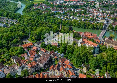 Blick aus der Vogelperspektive auf die schöne Stadt Landsberg am Lech in Oberbayern im Frühling Stockfoto