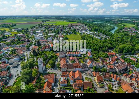 Blick aus der Vogelperspektive auf die schöne Stadt Landsberg am Lech in Oberbayern im Frühling Stockfoto