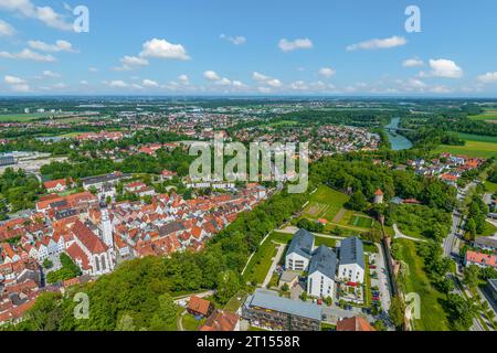 Blick aus der Vogelperspektive auf die schöne Stadt Landsberg am Lech in Oberbayern im Frühling Stockfoto