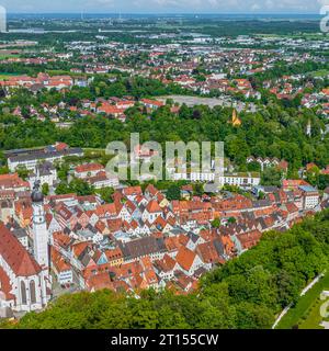 Blick aus der Vogelperspektive auf die schöne Stadt Landsberg am Lech in Oberbayern im Frühling Stockfoto