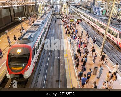 Leute warten auf einen Cercanias-Zug im Bahnhof Atocha Cercanías. Madrid, Spanien. Stockfoto