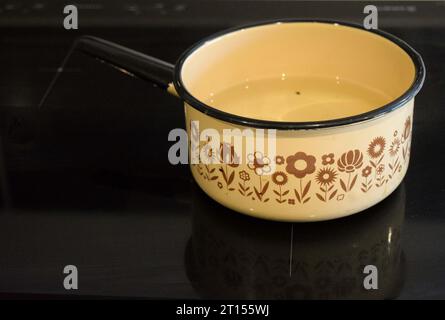 Alte Töpfertopf auf dem Küchenherd Stockfoto