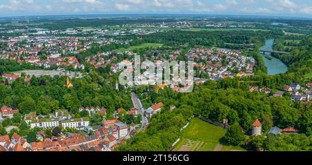 Blick aus der Vogelperspektive auf die schöne Stadt Landsberg am Lech in Oberbayern im Frühling Stockfoto