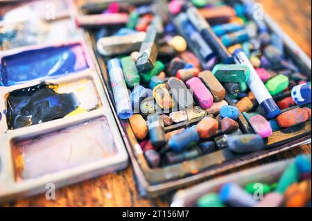 Farbenfroher Hintergrund aus bunten Pastellfarben, Kreiden und Farben. Abstrakter Hintergrund. Künstlerkonzept. Stockfoto