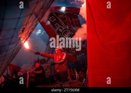 KOPENHAGEN, DÄNEMARK - 3. OKTOBER: Ultras-Fans von Bayern München setzten sich während des UEFA Champions League-Spiels zwischen FC Kopenhagen und FC Bay auf Stockfoto