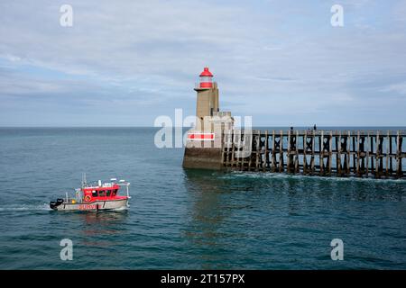 Geovermessungsboot in der Nähe von Leuchtturm und Pier bei Fecamp in der Normandie, Frankreich, Frankreich, Normandie, 2023 Stockfoto