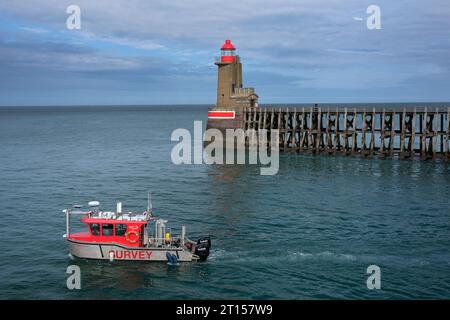 Meeresbeobachtungsboot in der Nähe von Leuchtturm und Pier bei Fecamp in der Normandie, Frankreich, Frankreich, Normandie, 2023 Stockfoto