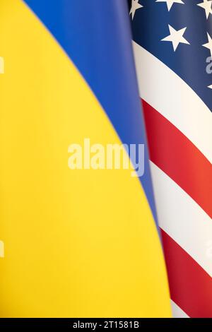 Zwei Flaggen der Ukraine und der Vereinigten Staaten von Amerika Stockfoto