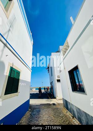 Eine typische Straße auf Olhao, einer Stadt an der Algarve, Portugal. Stockfoto