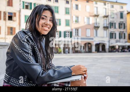 Ein hispanisches Mädchen mit Vitiligo sitzt im Stadtzentrum Stockfoto